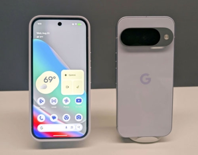 写真：グーグルが発表した新型スマートフォン「ピクセル１０」（共同）