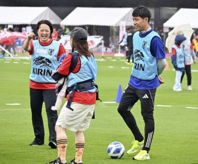 写真：ウオーキングフットボールのイベントに参加したサッカー日本代表の遠藤航（右）＝５月、千葉市内