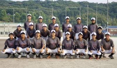写真：尽誠学園高の女子硬式野球部の選手たち＝８月、香川県善通寺市