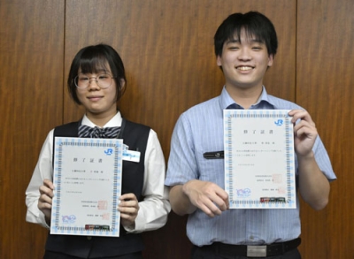 写真：ＪＲ四国のインターンシップ修了証書を手にする林彦廷さん（右）と王宥婕さん＝６月、高松市
