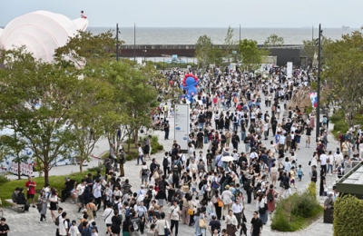 写真：大勢の来場者でにぎわう大阪・関西万博の会場＝１２日、大阪市此花区の夢洲