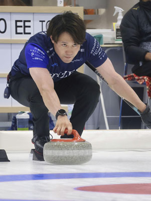写真：ショットを放つカーリング男子ＳＣ軽井沢クの小泉聡＝７月、稚内市