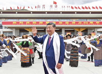 写真：２０日、中国チベット自治区ラサに到着した習近平国家主席（新華社＝共同）