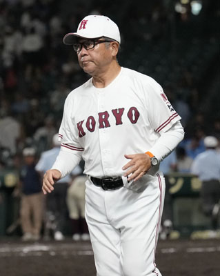 写真：７日、全国高校野球選手権大会の１回戦を終え、引き揚げる広陵の中井哲之監督＝甲子園球場