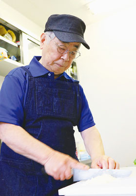 写真：「お客さんに喜んでもらえたら」と話す室感食堂の調理師の蝦名さん