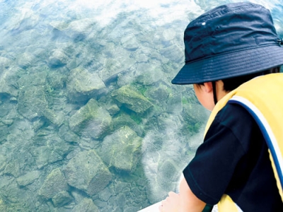 写真：水面下のゼロポイントをのぞき込む子ども（提供写真）