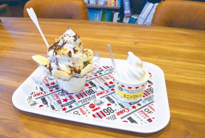 写真：ミニソフト（右）と新メニューのソフトサンデー・チョコバナナ味