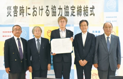 写真：堀井市長（中央）と福祉避難所の設置運営協定を締結した４施設の関係者