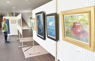 写真：会員の優れた感性で描かれた絵画などが並ぶ百景展