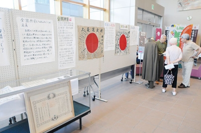 写真：戦争の悲惨を伝える「２０２５戦争と平和展」＝２１日、洞爺湖町役場