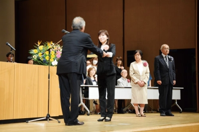 写真：室蘭市社会福祉大会で表彰状を受け取る受賞者