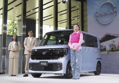 写真：日産自動車の軽ワゴン「ルークス」の新型車と杉本全執行職（中央）ら＝２２日午前、東京都千代田区
