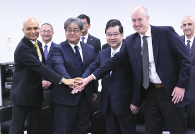 写真：「富岳ＮＥＸＴ」の開発体制発表に臨む（前列右から）エヌビディアのイアン・バック副社長、理研の五神真理事長ら＝２２日午前、東京都中央区