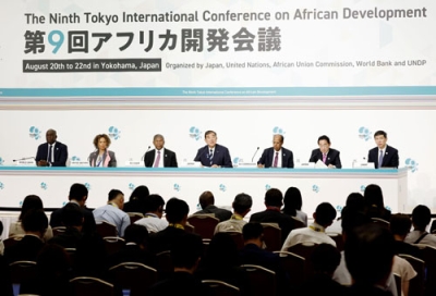 写真：第９回「アフリカ開発会議（ＴＩＣＡＤ）」で、共同記者会見する石破首相（中央）ら＝２２日午前、横浜市