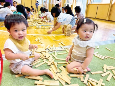 写真：カプラを通して交流する室工大の学生と子どもたち
