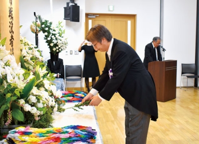 写真：戦禍の犠牲者をしのび、白菊を献花する堀井市長