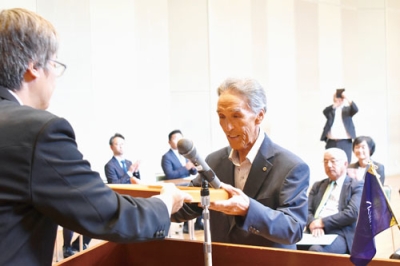 写真：伊達市の発展に尽力したとして、顕彰の記を受け取る被表彰者