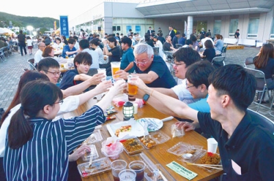写真：涼を求めて、仲間同士でビアガーデンを楽しむ参加者たち