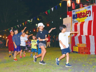 写真：子どもから大人まで輪になって盆踊りを楽しむ参加者