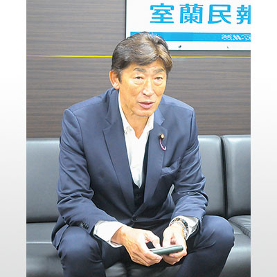 写真：「思いに応えたい」と２期目の抱負を語る岩本氏