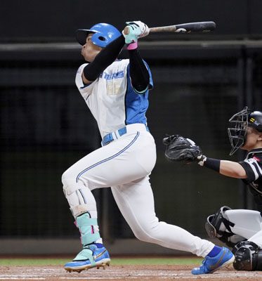 写真:7回日本ハム無死、万波が右越えに勝ち越しソロを放つ=エスコンフィールド