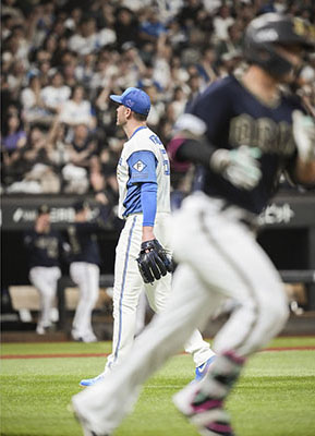 写真:2回、オリックス・西川(手前)に3ランを浴びた日本ハムのバーヘイゲン=エスコンフィールド