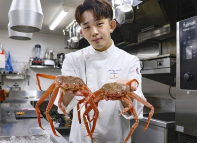 写真：オオズワイガニを使った料理を提供するシェフの駒井奎太さん＝函館市