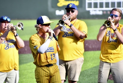写真：試合前に歌声を披露する、サバンナ・バナナズのダルトン・モールディン選手＝６月、米ジョージア州サバンナ（共同）