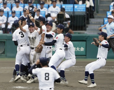 写真：第１０７回全国高校野球選手権大会決勝で日大三を破り、初優勝を果たして喜ぶ沖縄尚学ナイン＝２３日、甲子園球場