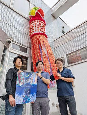 写真：イベントで登場する仙台の七夕飾りとポスターを手に来場を呼びかける白老ＪＣのメンバー