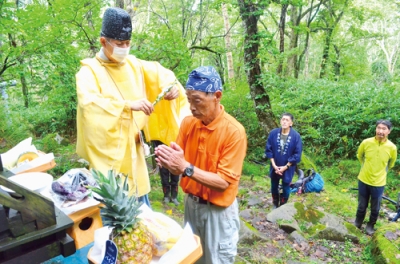 写真：登山の無事故を祈る参列者