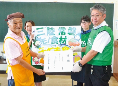 写真：中原代表に「三陸・常磐ものの食材」さんまフライの目録を手渡す織田さん（右）