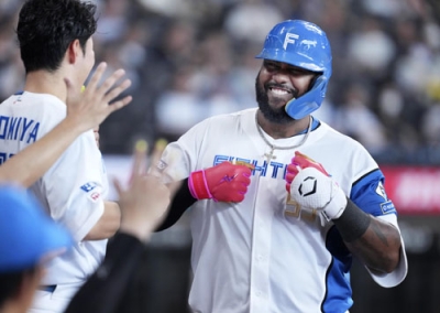 写真:7回、この試合2本目の本塁打を放ち、ベンチ前でポーズをとる日本ハムのレイエス=エスコンフィールド