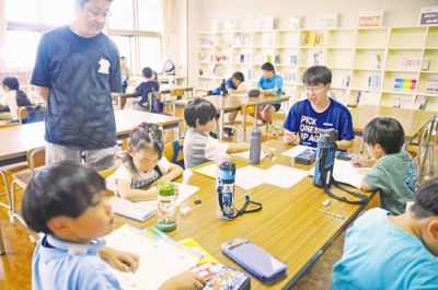 写真：夏休みの課題などに取り組む虻田小児童たち