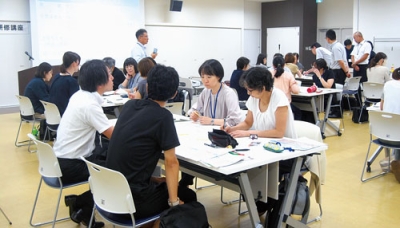 写真：児童生徒への適切な指導方法を話し合う教員ら