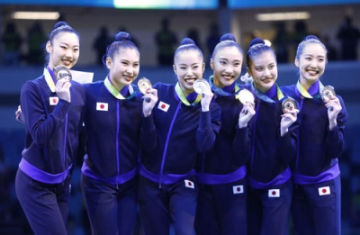 写真：新体操世界選手権の団体総合で金メダルを獲得し、表彰式で喜ぶ日本代表＝リオデジャネイロ（共同）