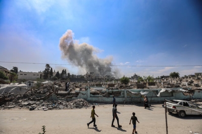 写真：ガザ北部ガザ市近郊で、イスラエル軍による攻撃後に上がる煙＝２３日（ゲッティ＝共同）