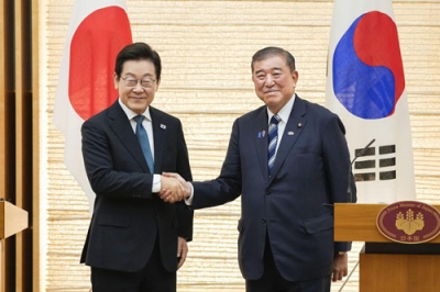 写真：共同記者発表後、韓国の李在明大統領（左）と握手する石破首相＝２３日午後、首相官邸