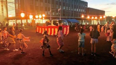 写真：再開した鷲別地区子ども盆踊りを楽しむ参加者たち