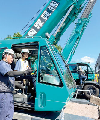 写真：実際にクレーン車を操作する参加者