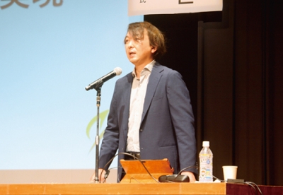 写真：公共交通の「可視化されていない価値」の重要性を訴える有村教授