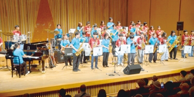 写真：現役中学生と卒業生が合奏したジャズコンサート