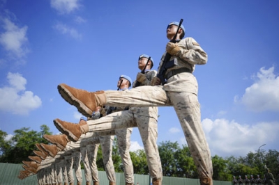 写真：抗日戦争勝利８０周年記念の軍事パレードに向けて訓練を行う中国軍兵士ら＝２０日、北京（共同）