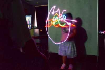 写真：子どもたちの人気を集めた「光でお絵描き」