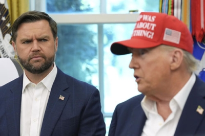写真：米ホワイトハウスで、トランプ大統領（右）の発言を見守るバンス副大統領＝２２日、ワシントン（ＡＰ＝共同）