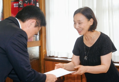 写真：３団体を代表して要望書を提出する中谷代表（右）