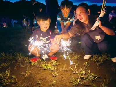 写真：手持ち花火を楽しむ子どもたち