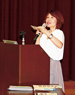 写真：お小遣いから学ぶお金の使い方を助言する阿部さん