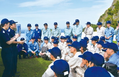 写真：チキウ岬灯台の説明を受ける実習生