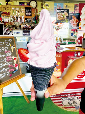 写真：豊浦産イチゴの果汁を使用した「豊浦いちごソフトクリーム」